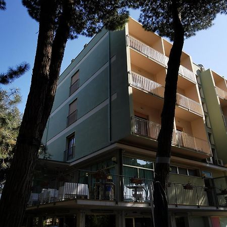 Hotel Pine Beach 罗索利纳马雷 外观 照片