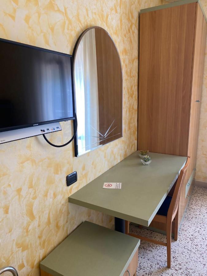 Hotel Pine Beach 罗索利纳马雷 外观 照片