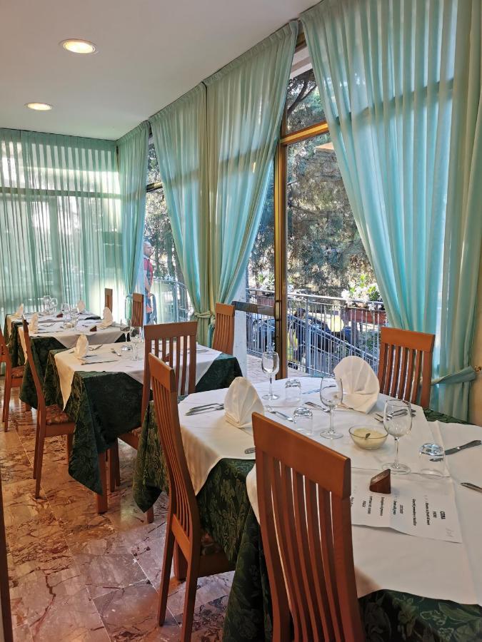 Hotel Pine Beach 罗索利纳马雷 外观 照片