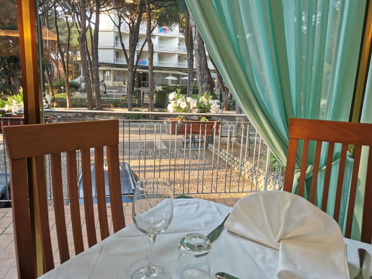 Hotel Pine Beach 罗索利纳马雷 外观 照片