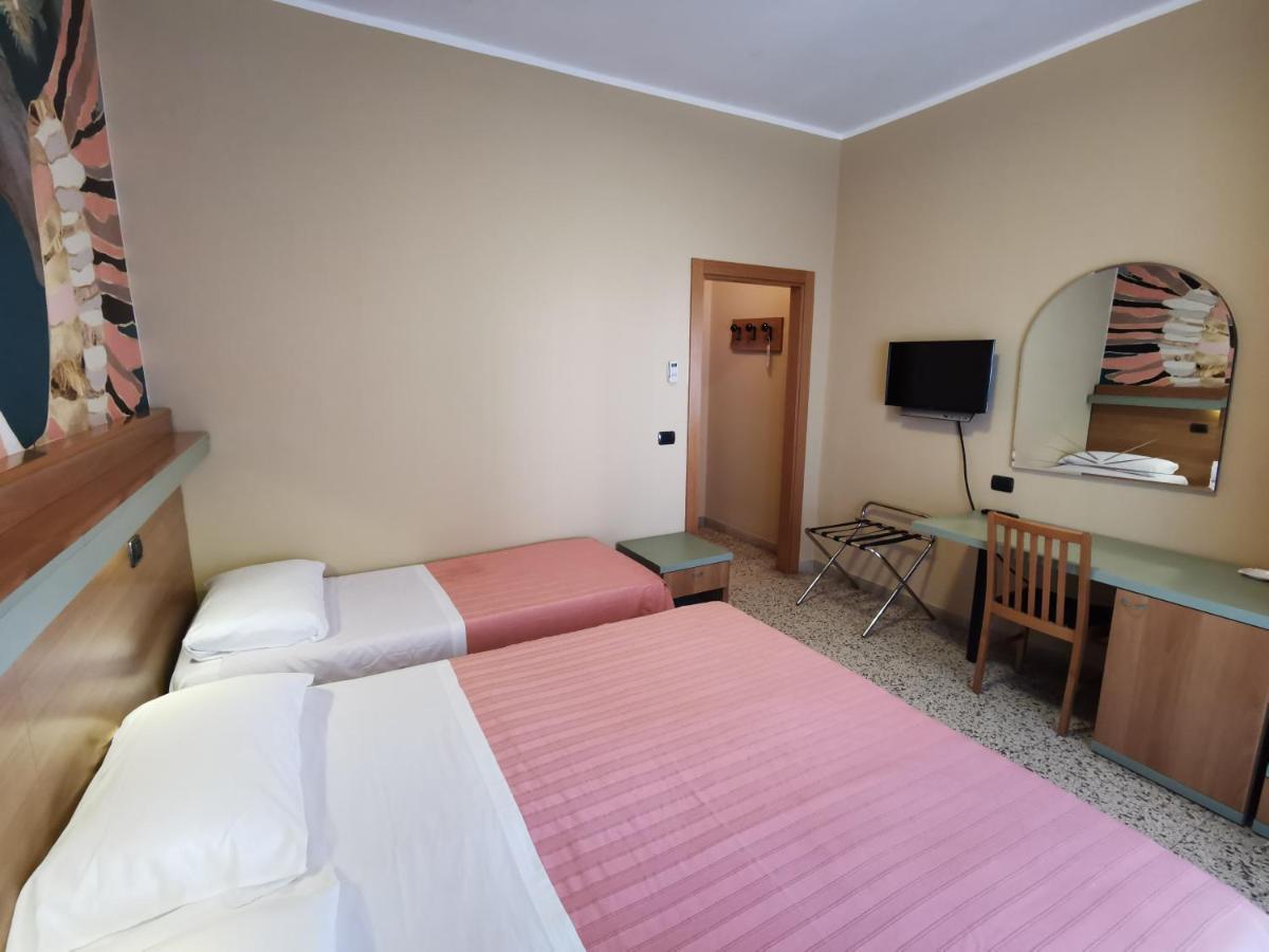 Hotel Pine Beach 罗索利纳马雷 外观 照片