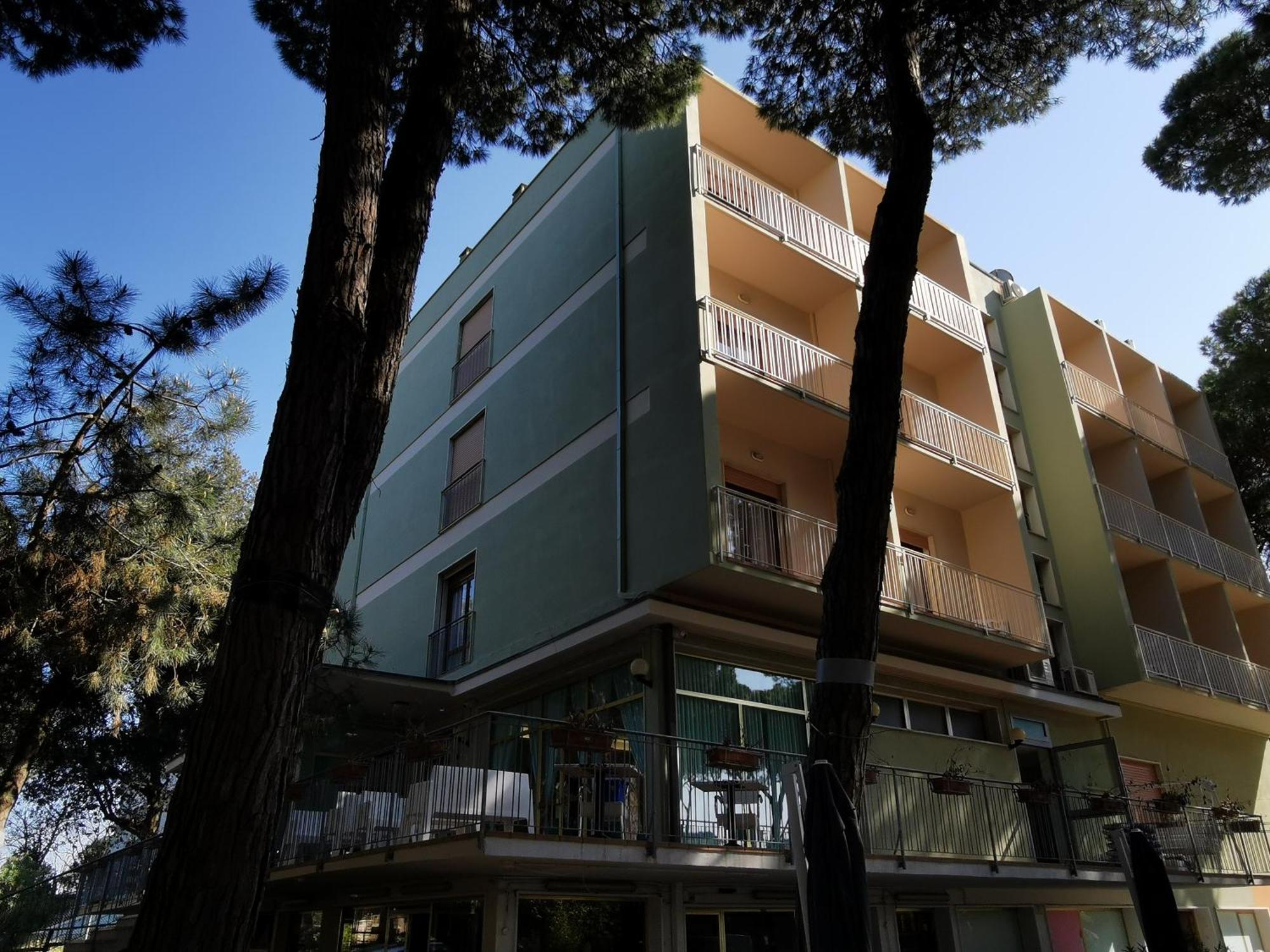 Hotel Pine Beach 罗索利纳马雷 外观 照片