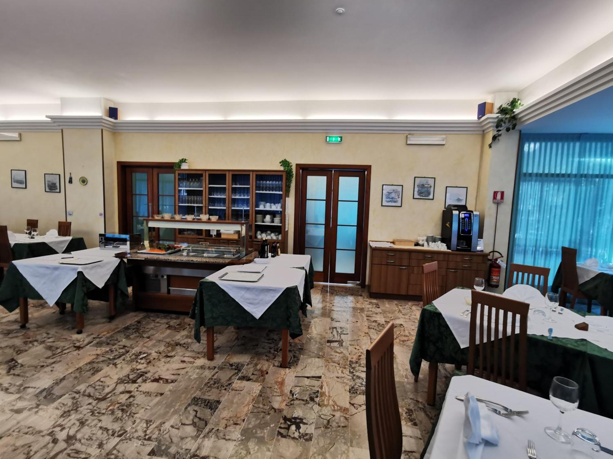 Hotel Pine Beach 罗索利纳马雷 外观 照片